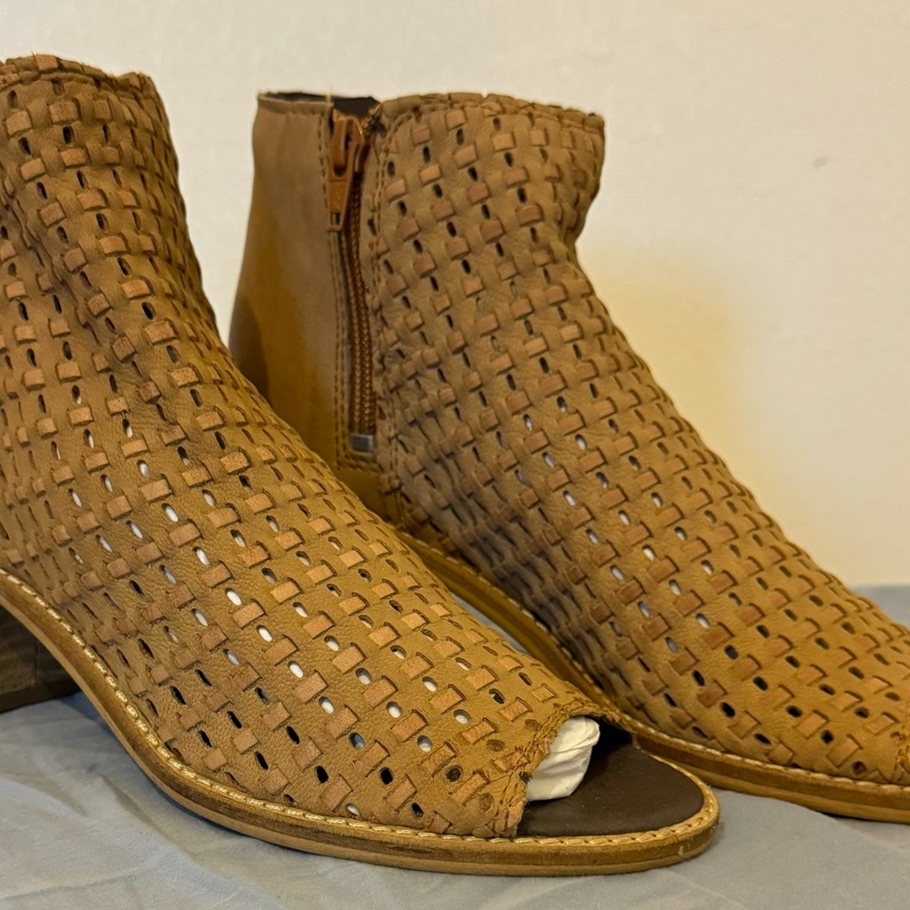 NWB Sbicca Alicita Tan Peep Toe Ankle Booties Sz 8